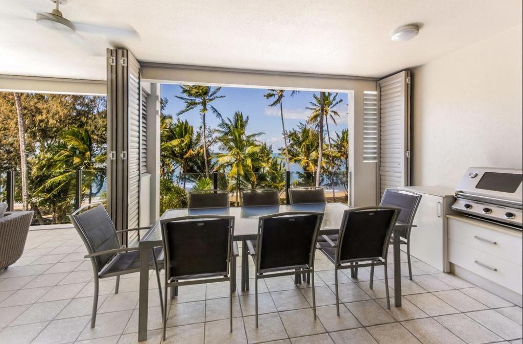 Island Views Beachfront Apartments Palm Cove Buitenkant foto