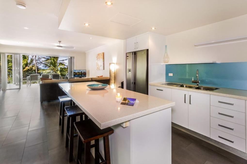 Island Views Beachfront Apartments Palm Cove Buitenkant foto