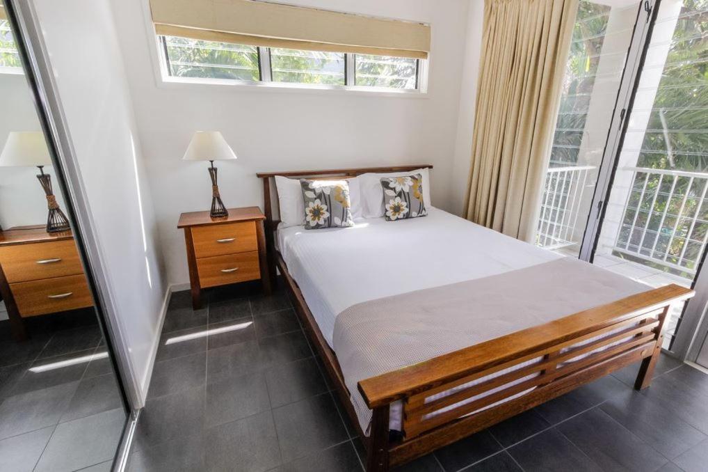 Island Views Beachfront Apartments Palm Cove Buitenkant foto