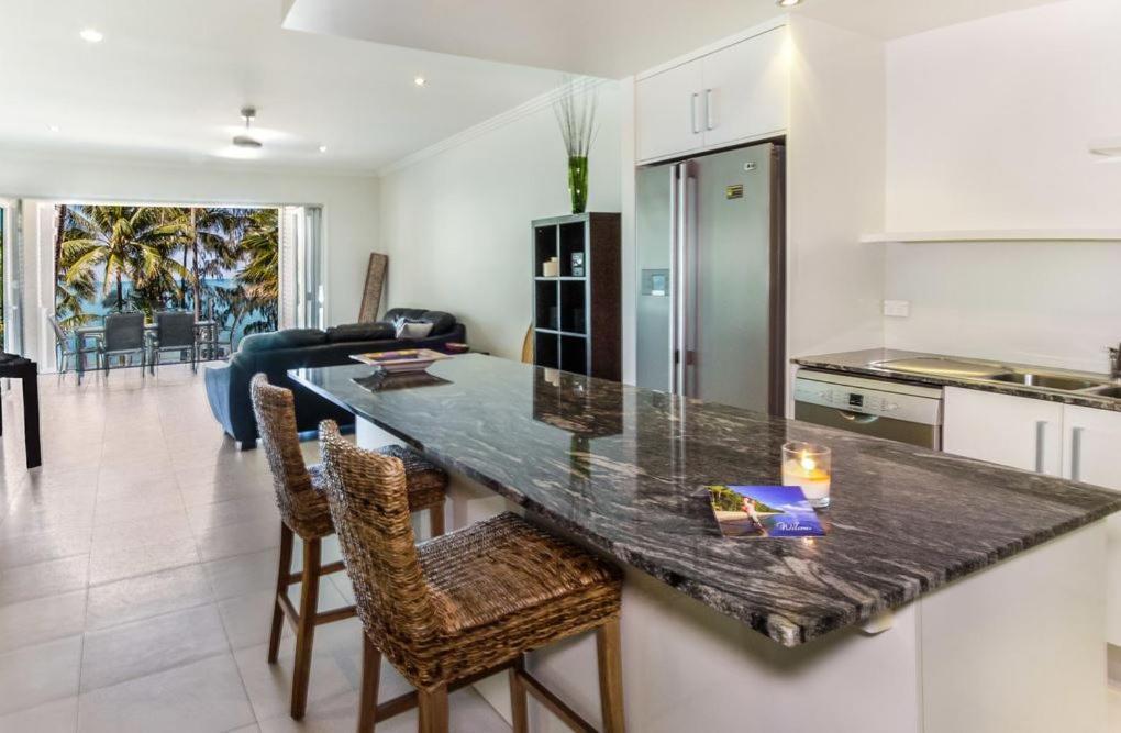 Island Views Beachfront Apartments Palm Cove Buitenkant foto