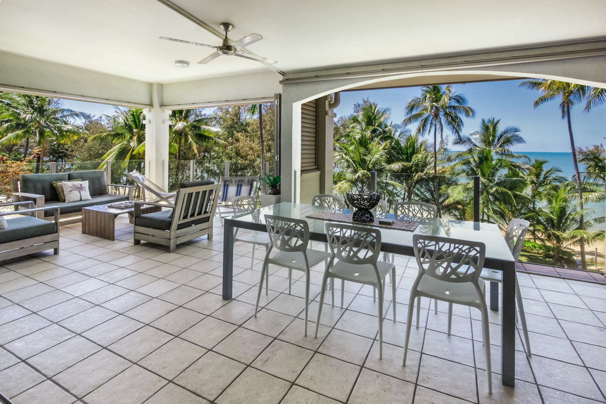 Island Views Beachfront Apartments Palm Cove Buitenkant foto