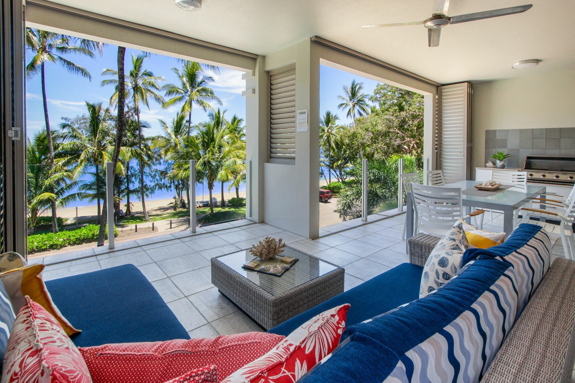 Island Views Beachfront Apartments Palm Cove Buitenkant foto
