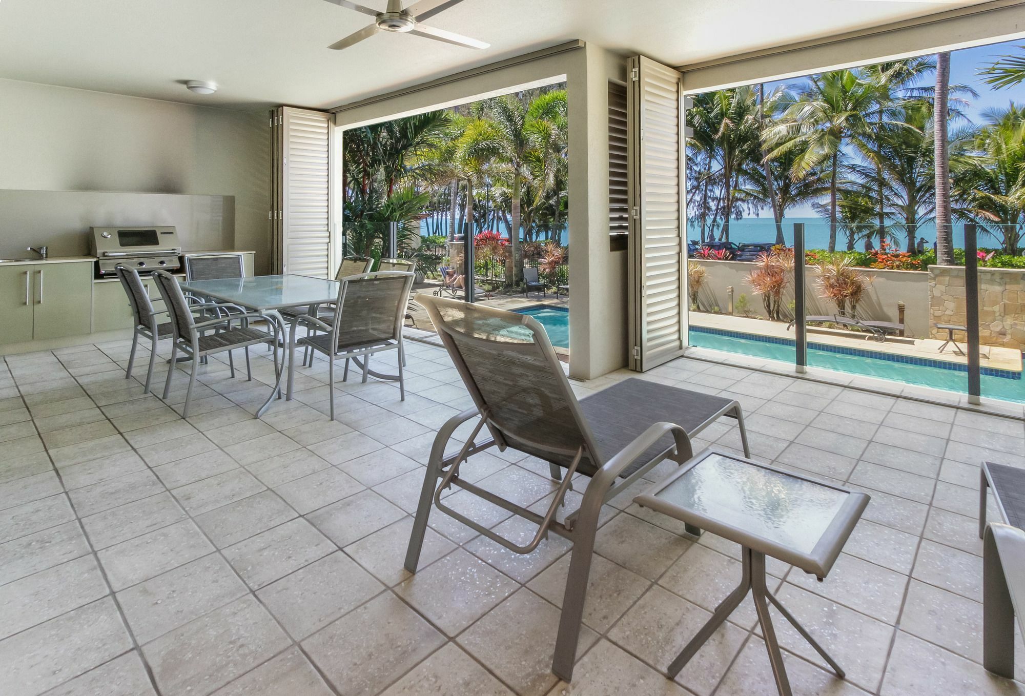 Island Views Beachfront Apartments Palm Cove Buitenkant foto